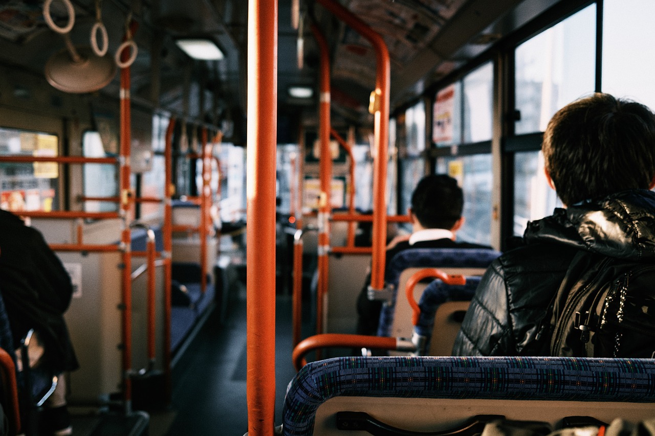 découvrez tout sur les transports en commun : les différents modes, leurs avantages, astuces pour voyager facilement et écologiquement en ville. explorez notre guide complet pour optimiser vos trajets en transport public.