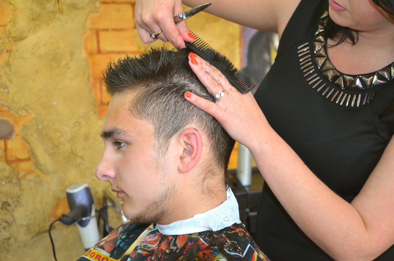 découvrez nos coiffeurs professionnels pour une coupe de cheveux parfaite, des coiffures tendance et des conseils personnalisés.