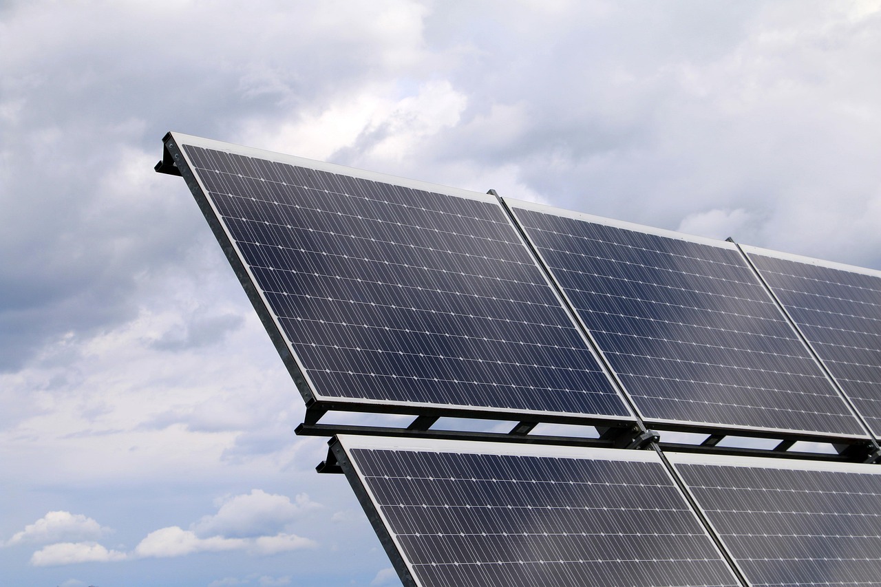 découvrez la centrale solaire flottante, une solution innovante pour produire de l'énergie renouvelable sur l'eau, optimisant l'espace et améliorant l'efficacité énergétique.