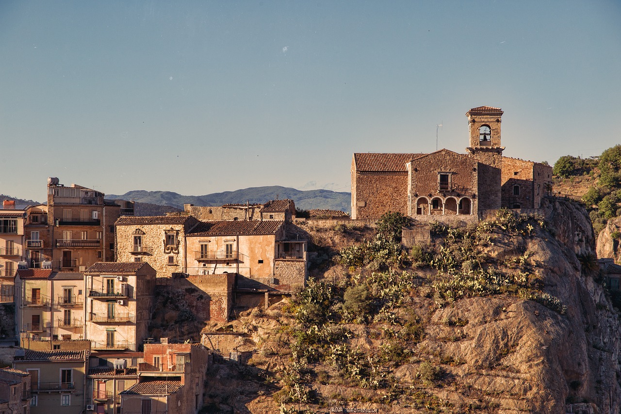 découvrez la sicile, une île méditerranéenne riche en histoire, culture, paysages époustouflants et gastronomie authentique. partez à l'aventure entre plages, volcans et villages pittoresques.