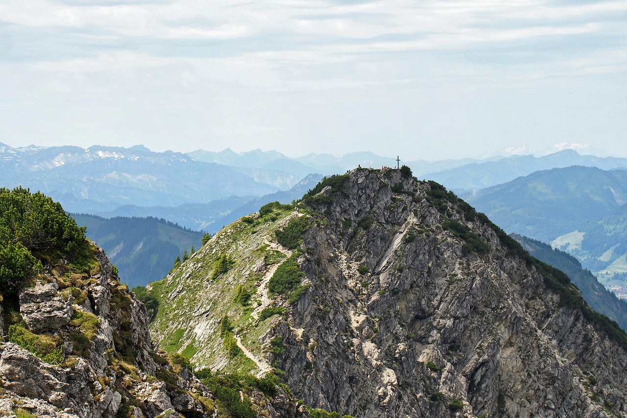 découvrez les meilleurs sentiers de randonnée pour tous les niveaux, profitez de paysages naturels époustouflants et vivez des aventures en plein air inoubliables.