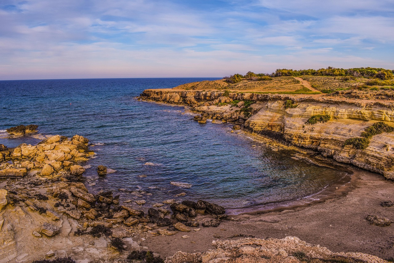 découvrez les causes, conséquences et solutions à l'érosion côtière, un phénomène naturel qui menace les littoraux et les communautés côtières. informez-vous sur les enjeux et les moyens de protéger les plages et falaises contre l'érosion marine.