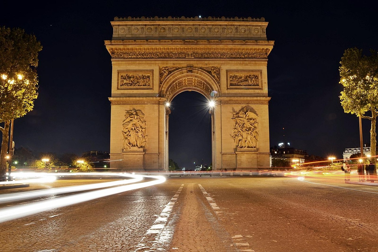 découvrez comment les villes françaises s'adaptent au changement climatique grâce à des solutions innovantes et durables pour un avenir résilient.