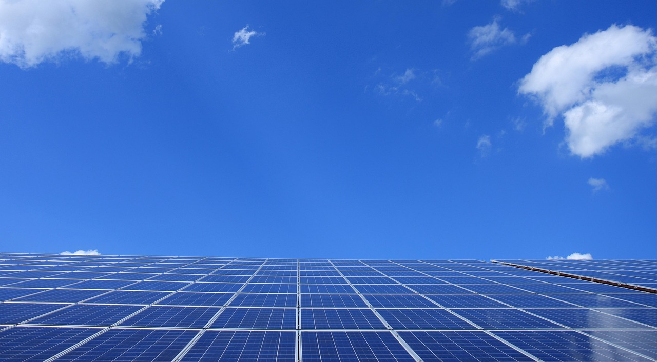 découvrez les enjeux et solutions de la transition vers les énergies renouvelables pour un avenir durable et respectueux de l'environnement.