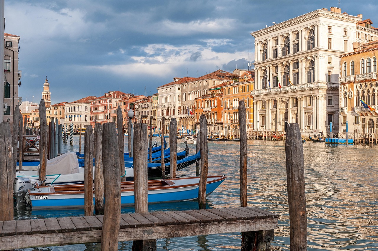 découvrez venise, la ville magique des canaux, riche en histoire, culture et architecture unique. explorez ses célèbres gondoles, ses monuments emblématiques et son ambiance romantique.