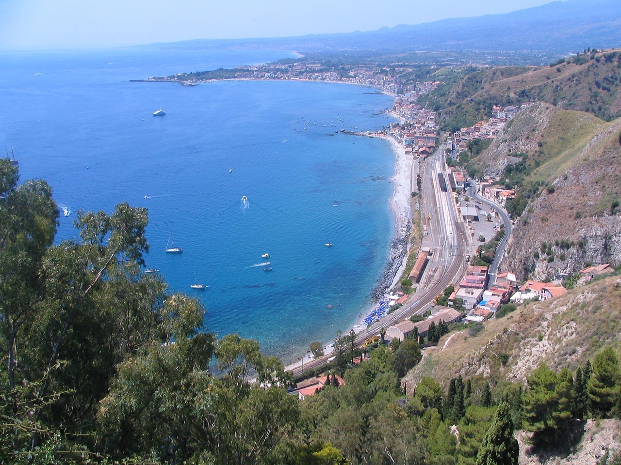 découvrez la sicile, une île méditerranéenne riche en histoire, paysages époustouflants, plages magnifiques et une cuisine authentique. parfait pour des vacances inoubliables.