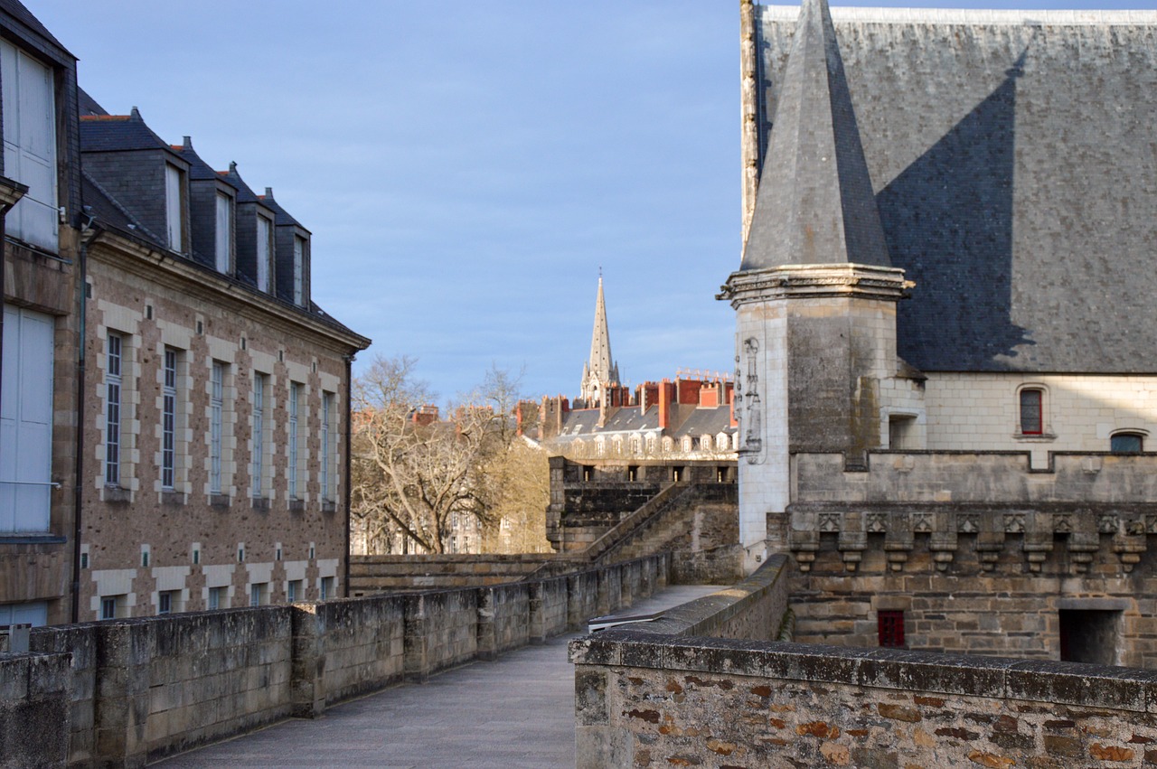 découvrez 'brittany 2100', un voyage captivant dans un futur où la bretagne combine traditions et innovations. explorez les paysages enchanteurs, les avancées technologiques et la richesse culturelle de cette région emblématique à l'aube d'un nouveau siècle.