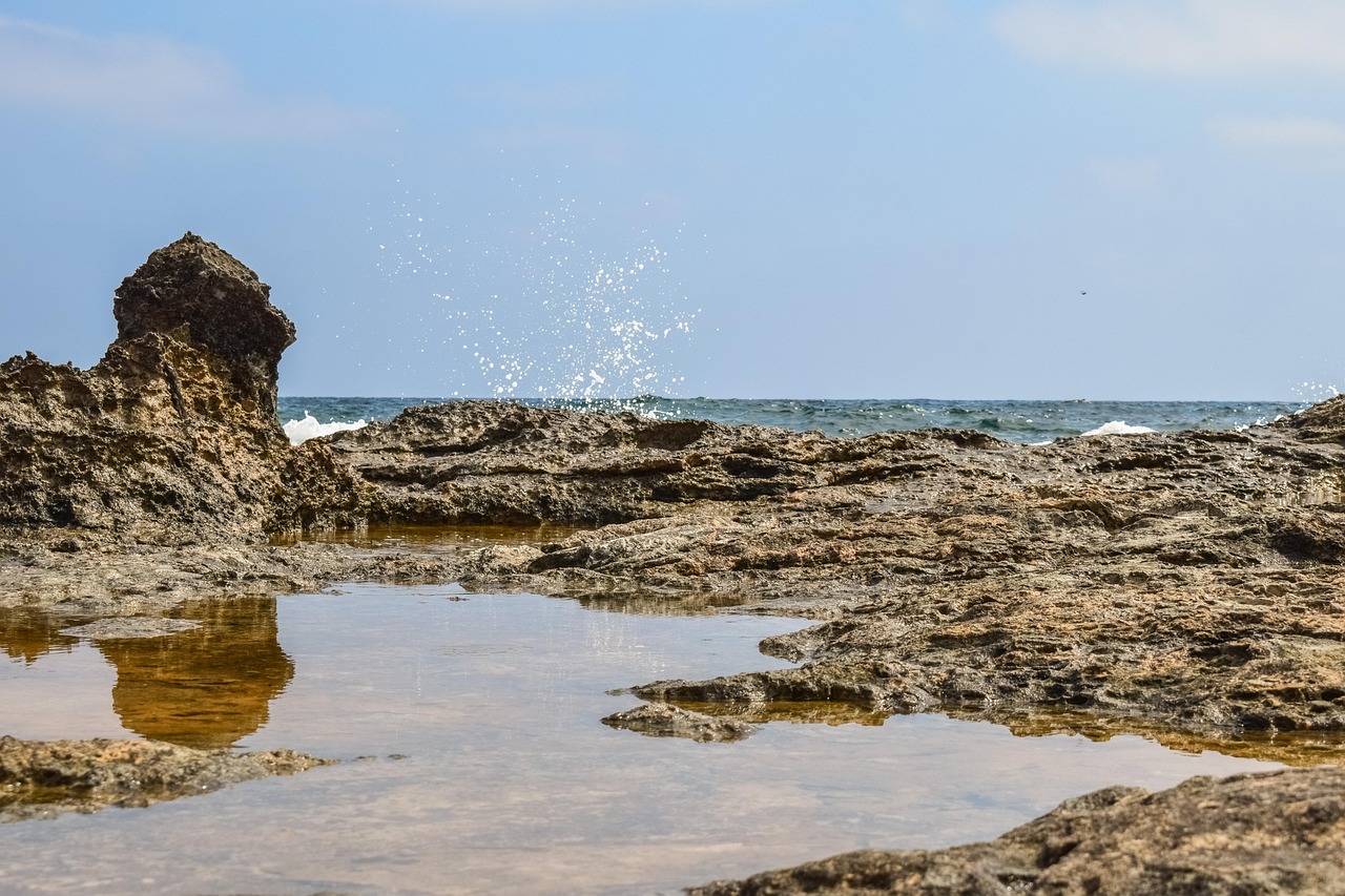 découvrez les causes, les conséquences et les solutions face à l'érosion côtière, un phénomène naturel aggravé par les activités humaines et le changement climatique, menaçant les littoraux du monde entier.