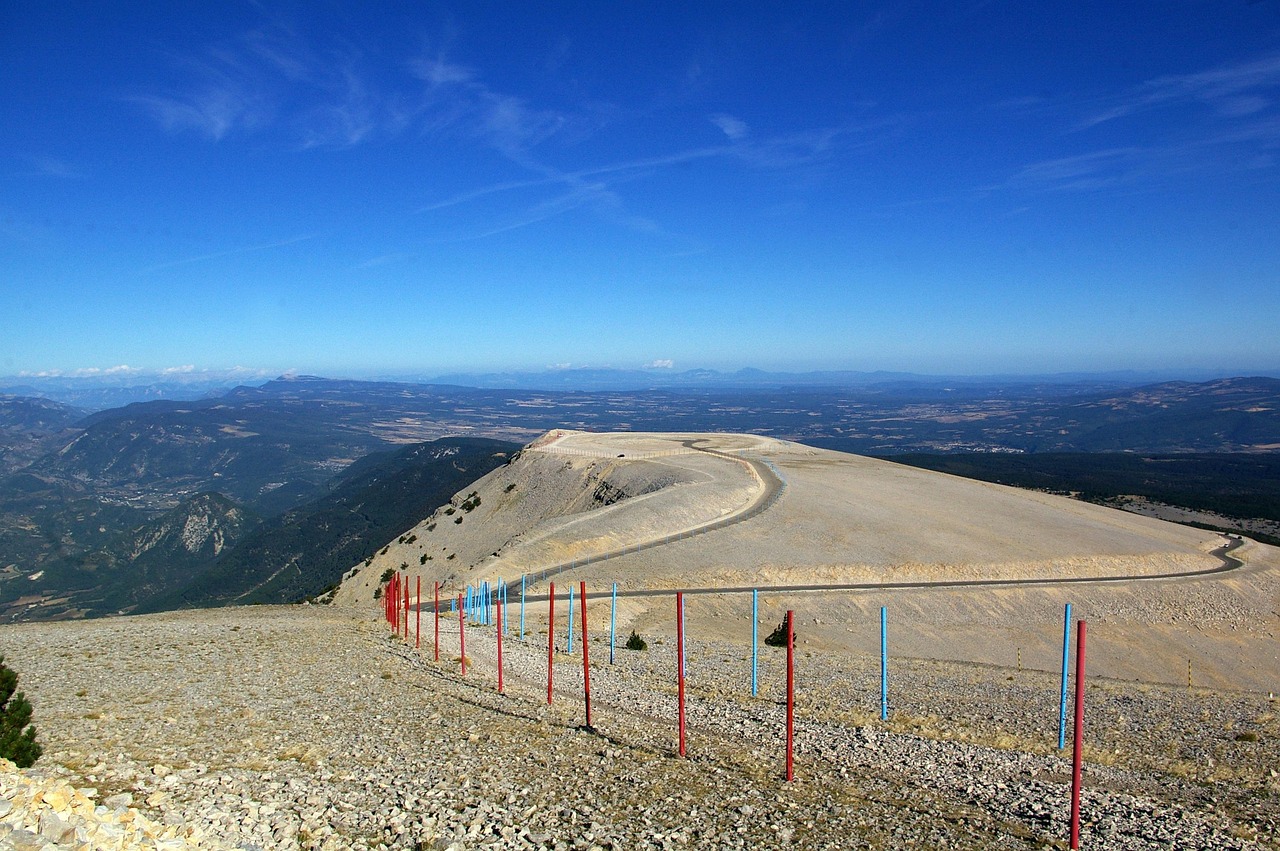 découvrez les initiatives pour l'adaptation au climat du mont ventoux, un site naturel emblématique confronté aux défis environnementaux du changement climatique.