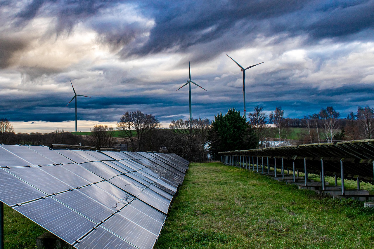 Optimiser l’énergie dans le Sud-Ouest : Pourquoi privilégier les parcs solaires à la construction d’autoroutes est essentiel