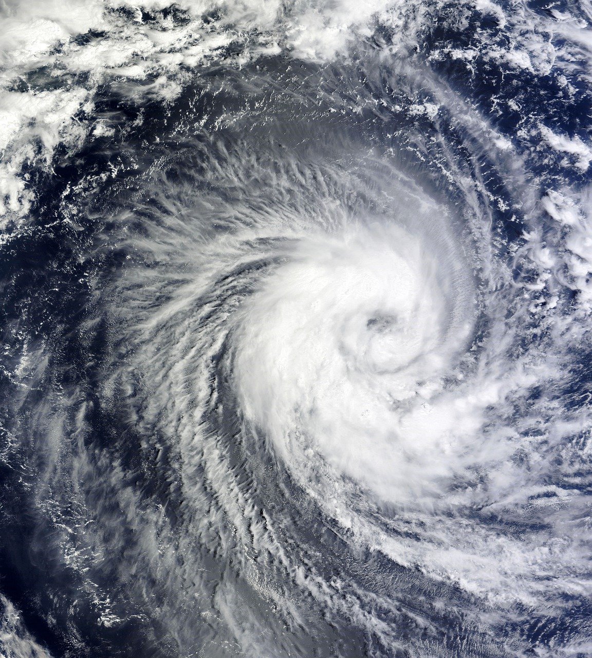 découvrez le phénomène naturel fascinant qu'est le cyclone, ses origines, ses conséquences sur l'environnement et les mesures de prévention à prendre pour se protéger lors de ces tempêtes puissantes.