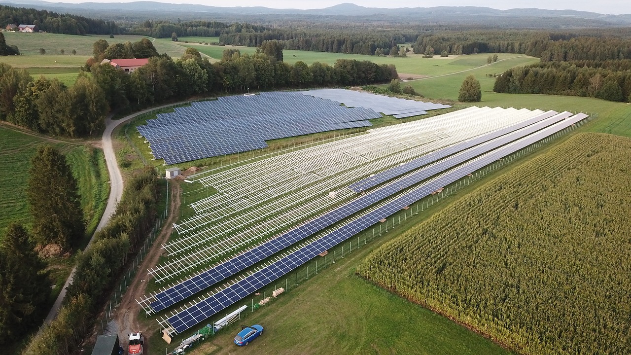 découvrez l'énergie solaire, une source d'énergie renouvelable et durable qui transforme la lumière du soleil en électricité. explorez ses avantages écologiques, son fonctionnement et son potentiel pour réduire votre empreinte carbone tout en économisant sur vos factures d'énergie.