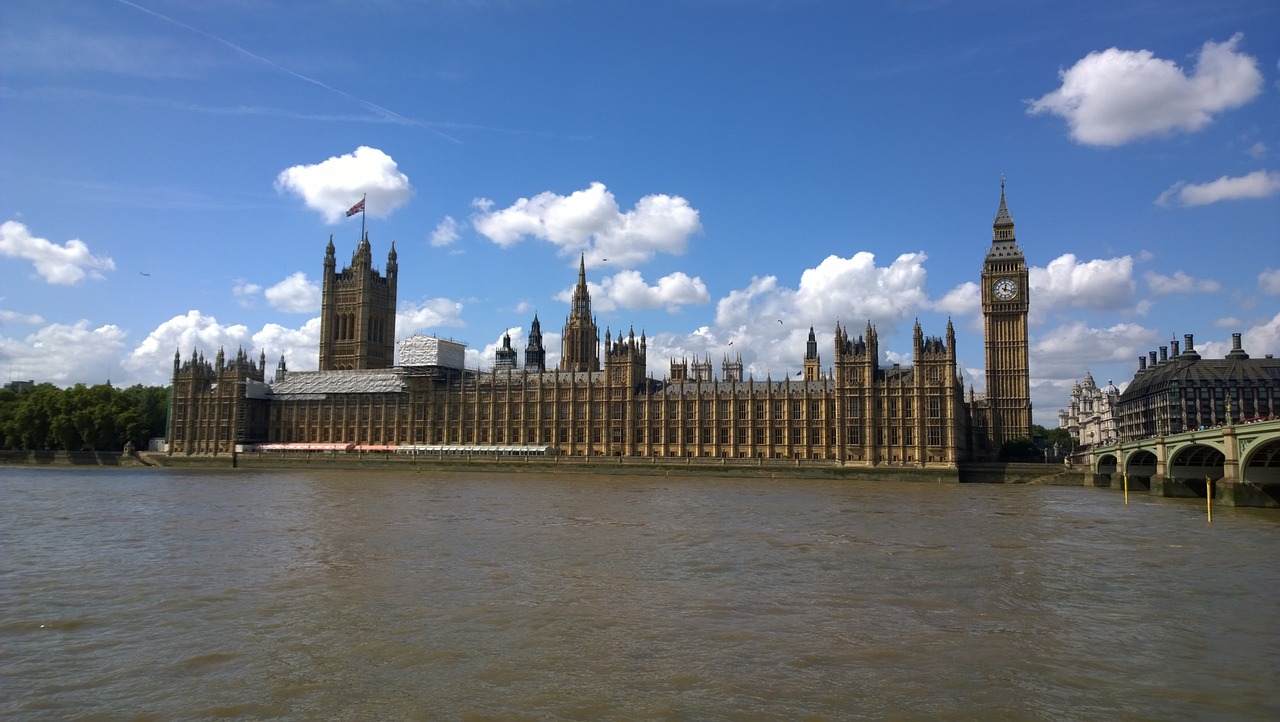 découvrez le royaume-uni, une destination riche en histoire, culture et paysages fascinants. explorez les incontournables de londres, les charmants villages anglais et les paysages époustouflants des highlands écossais.