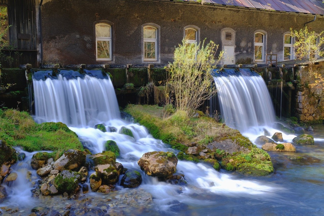 découvrez l'hydroélectricité, une source d'énergie renouvelable et durable. apprenez comment cette technologie utilise la force de l'eau pour produire de l'électricité et contribuer à un avenir énergétique plus vert.