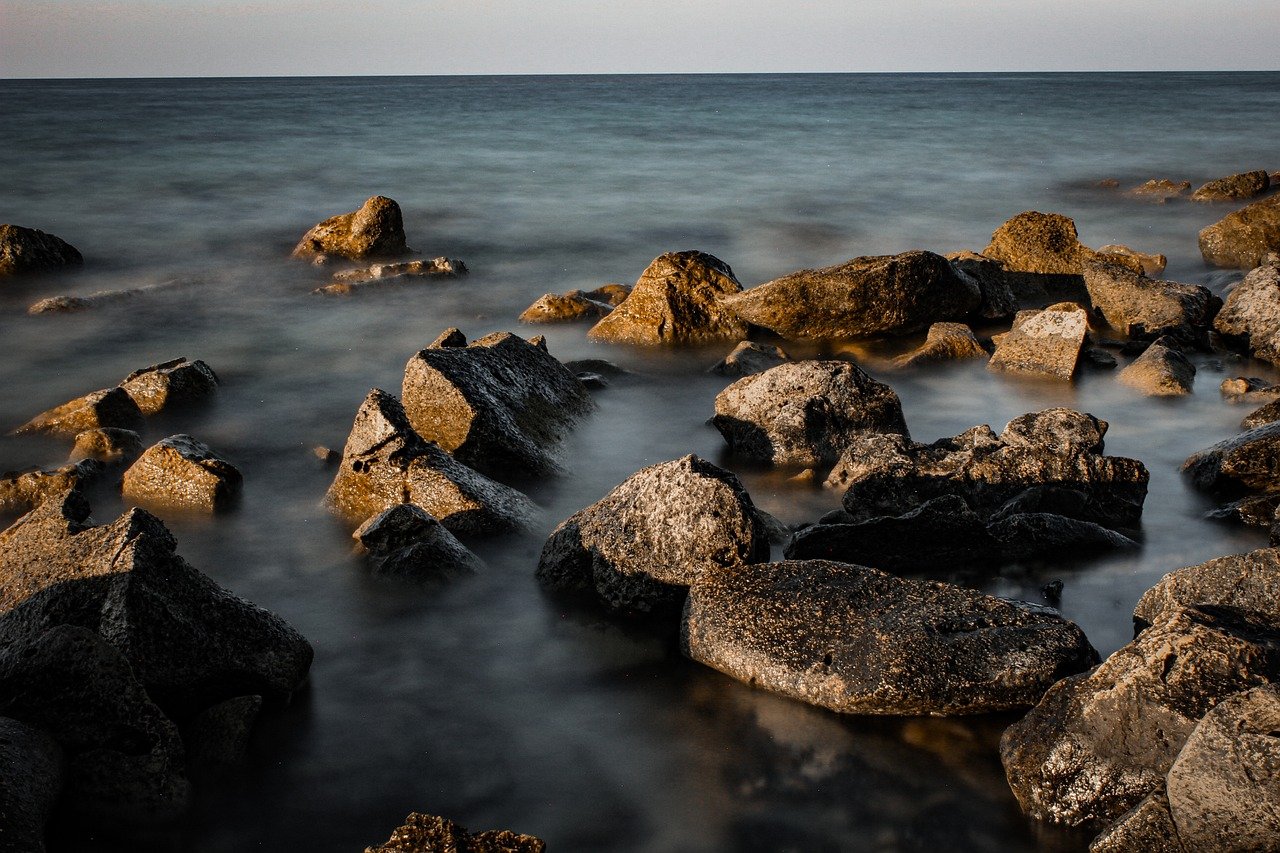 découvrez les impacts côtiers, des défis environnementaux aux effets sur les écosystèmes marins. explorez comment les changements climatiques et les activités humaines modifient l'équilibre fragile des zones côtières et impactent les communautés riveraines.