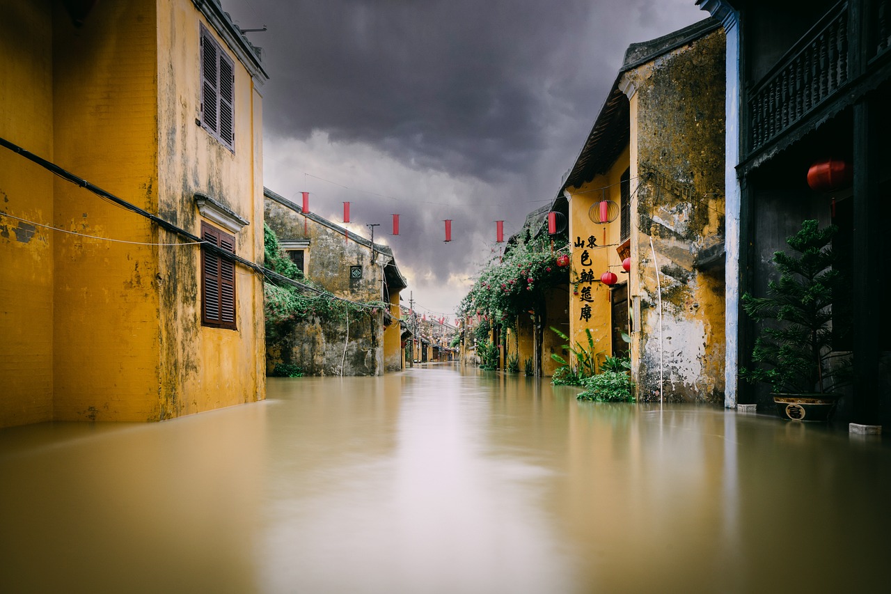 découvrez les impacts des inondations sur l'environnement et les communautés, ainsi que des conseils pour se préparer et se protéger face à ces phénomènes météorologiques extrêmes.