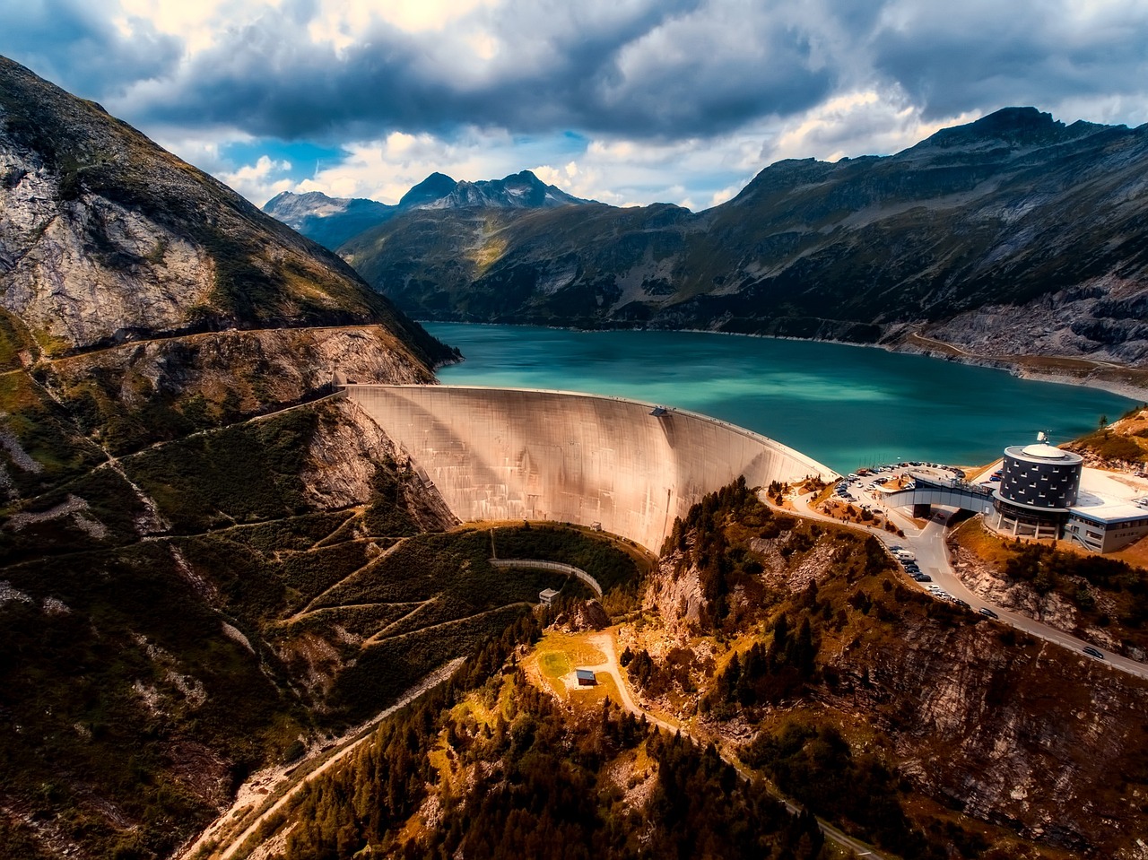 découvrez l'hydroélectricité, une source d'énergie renouvelable durable qui utilise la force de l'eau pour produire de l'électricité. apprenez comment cette technologie contribue à la transition énergétique et à la réduction des émissions de carbone tout en préservant nos ressources naturelles.