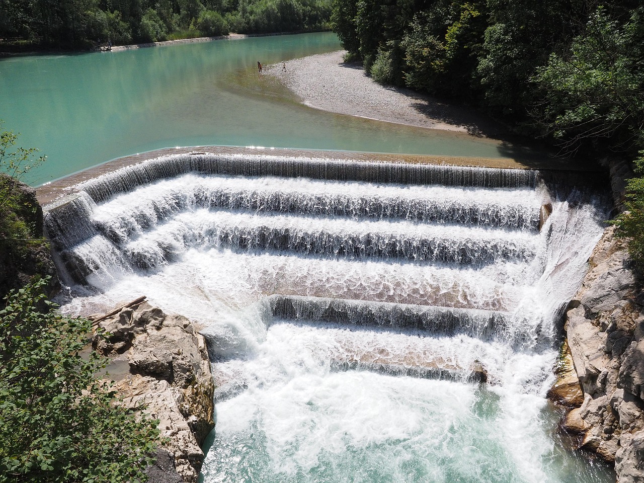 découvrez l'hydroélectricité, une source d'énergie renouvelable et durable qui utilise la force de l'eau pour produire de l'électricité. explorez ses avantages, son fonctionnement et son impact positif sur l'environnement.