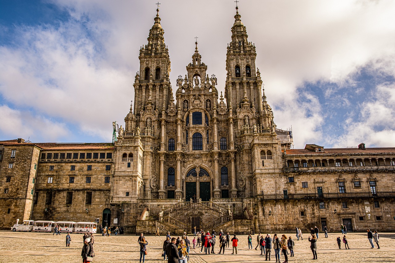 découvrez la beauté de la galice, cette région du nord-ouest de l'espagne, où la nature sauvage rencontre une riche culture. explorez ses paysages verdoyants, ses plages idylliques et savourez sa gastronomie unique, tout en plongeant dans l'histoire fascinante de cette terre authentique.