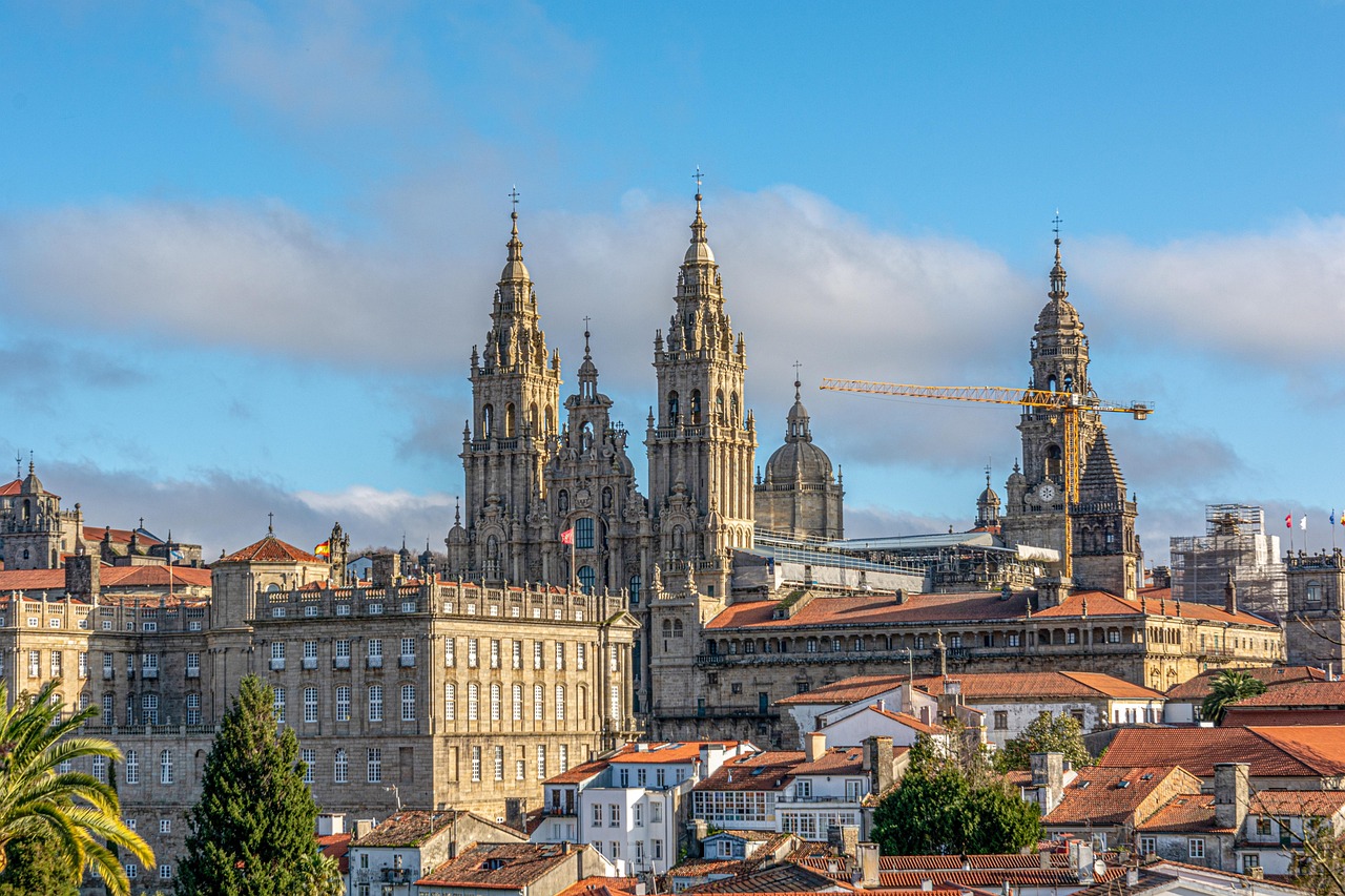 découvrez la galicie, une région fascinante du nord-ouest de l'espagne, réputée pour ses paysages époustouflants, sa riche histoire, sa culture vibrante et sa délicieuse cuisine. de ses côtes sauvages aux traditions ancestrales, la galicie offre une expérience inoubliable.