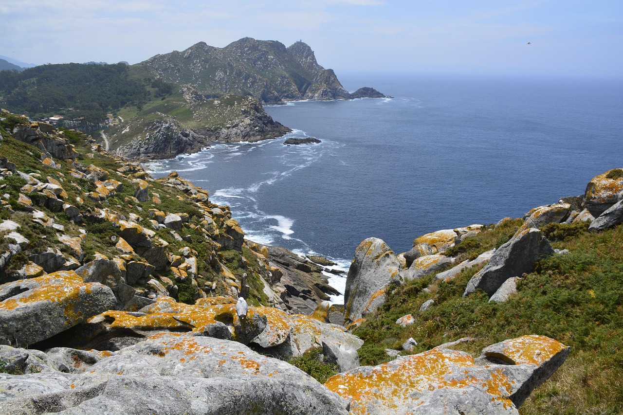 découvrez la galice, une région fascinante du nord-ouest de l'espagne, connue pour ses paysages époustouflants, sa culture riche, et sa délicieuse gastronomie. explorez ses côtes sauvages, ses villages pittoresques et ses traditions uniques.