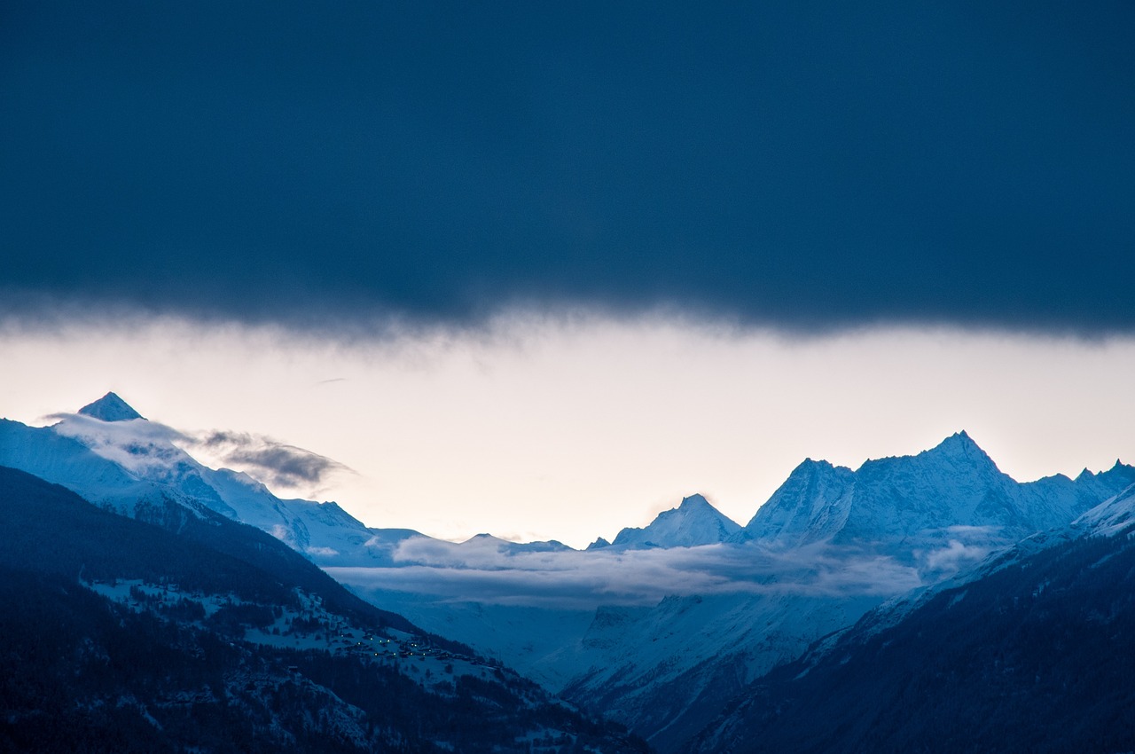 découvrez l'univers fascinant des glaciers : leur formation, leur impact sur l'environnement et les défis auxquels ils font face à cause du changement climatique. plongez dans ce monde de glace et d'eau, symbole de beauté et de fragilité.