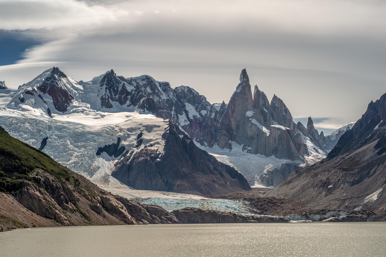 explorez le monde fascinant des glaciers, ces vastes masses de glace qui transforment nos paysages. découvrez leur formation, leur importance écologique et les menaces qui pèsent sur eux à l'ère du changement climatique.