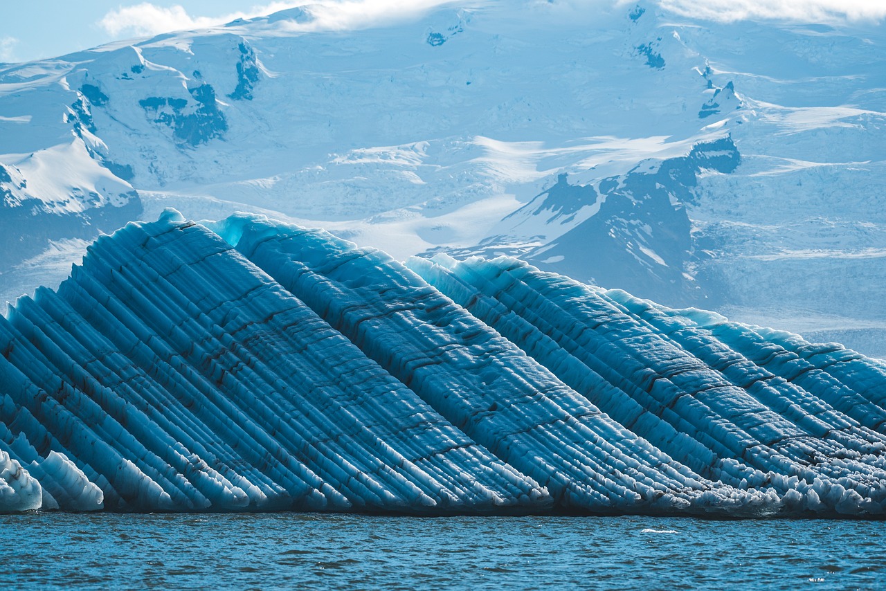 découvrez le fascinant monde des glaciers : formation, impact sur l'environnement et leur rôle crucial dans le climat terrestre. explorez les magnifiques paysages glacés et apprenez comment la fonte des glaciers affecte notre planète.