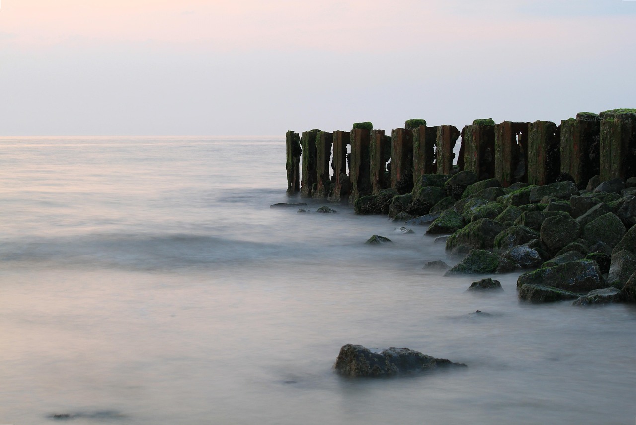 découvrez les enjeux et les conséquences de l'élévation du niveau de la mer, phénomène alarmant causé par le changement climatique. informez-vous sur son impact environnemental, social et économique et les mesures à prendre pour y faire face.