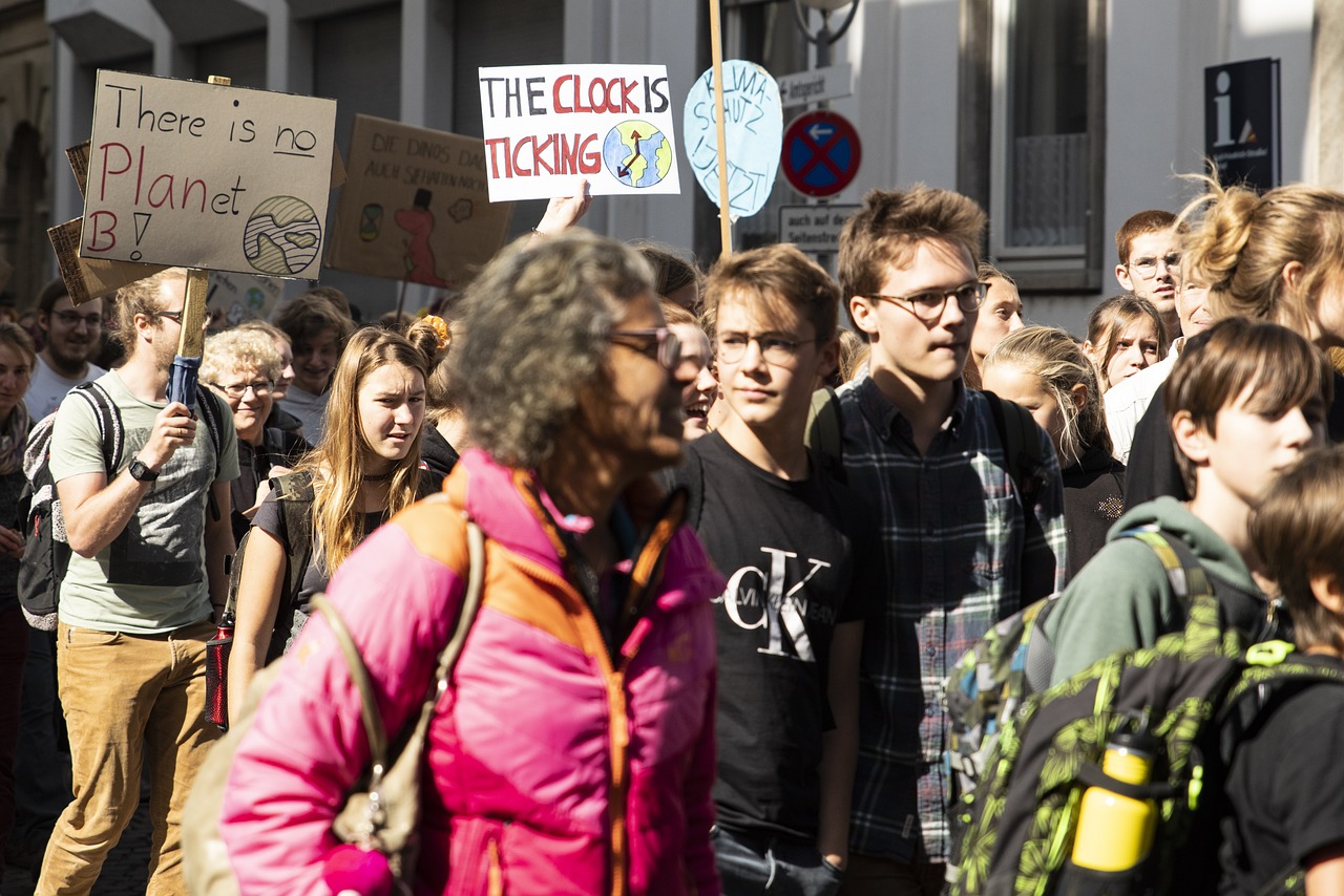 rejoignez le mouvement mondial pour le climat avec la grève pour le climat. mobilisez-vous pour demander des actions concrètes en faveur de l'environnement et faire entendre votre voix pour un avenir durable. ensemble, agissons pour protéger notre planète.