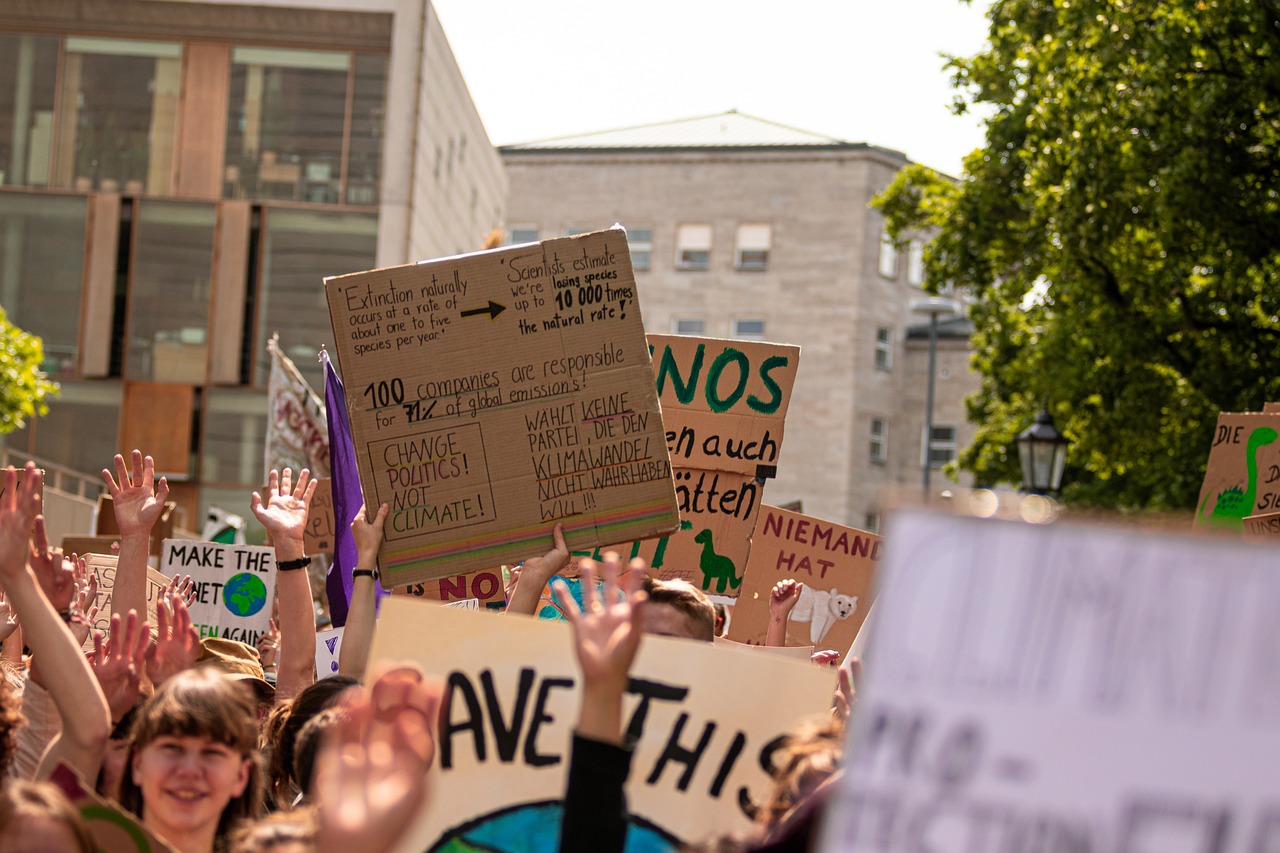 participez au mouvement mondial pour un avenir durable avec la grève climatique. rejoignez des millions de personnes qui se lèvent pour défendre notre planète et exiger des actions concrètes contre le changement climatique. ensemble, faisons entendre notre voix pour un environnement sain et équitable.