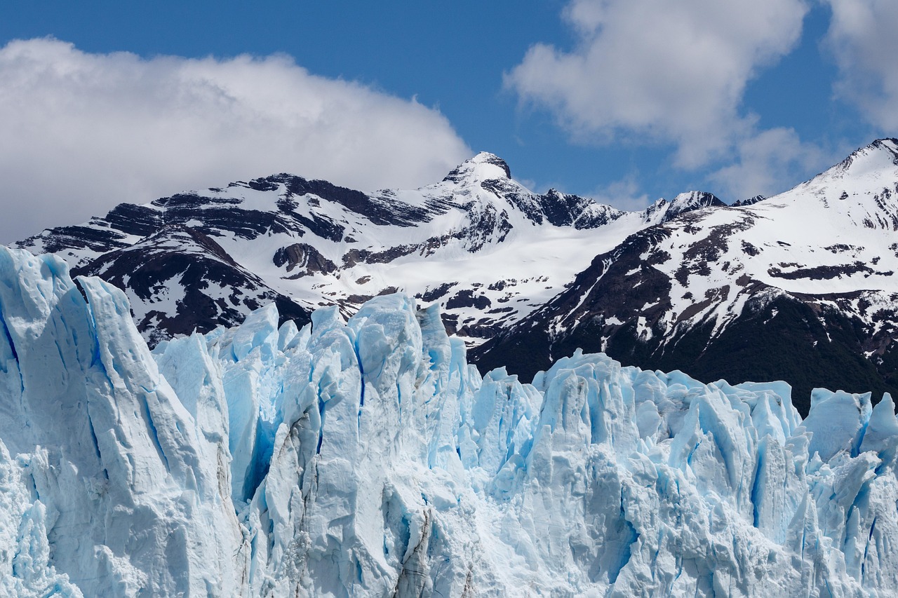 découvrez le comportement des glaciers : formation, déplacement, et impact sur l'environnement. apprenez comment ces géants de glace réagissent au changement climatique et leur rôle essentiel dans nos écosystèmes.