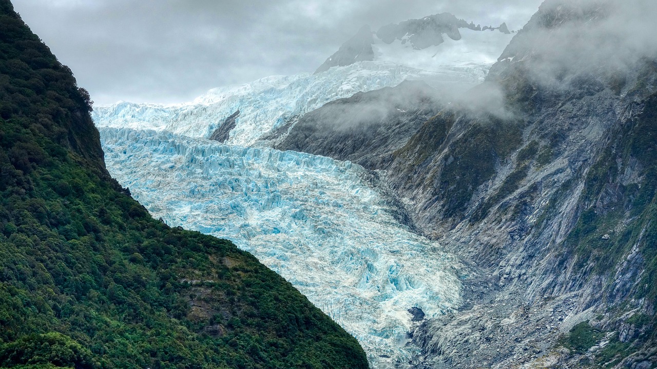 découvrez le comportement fascinant des glaciers, de leur formation à leur évolution, en passant par les impacts du changement climatique. explorez les dynamiques de glace, les mouvements et les effets sur l'environnement.