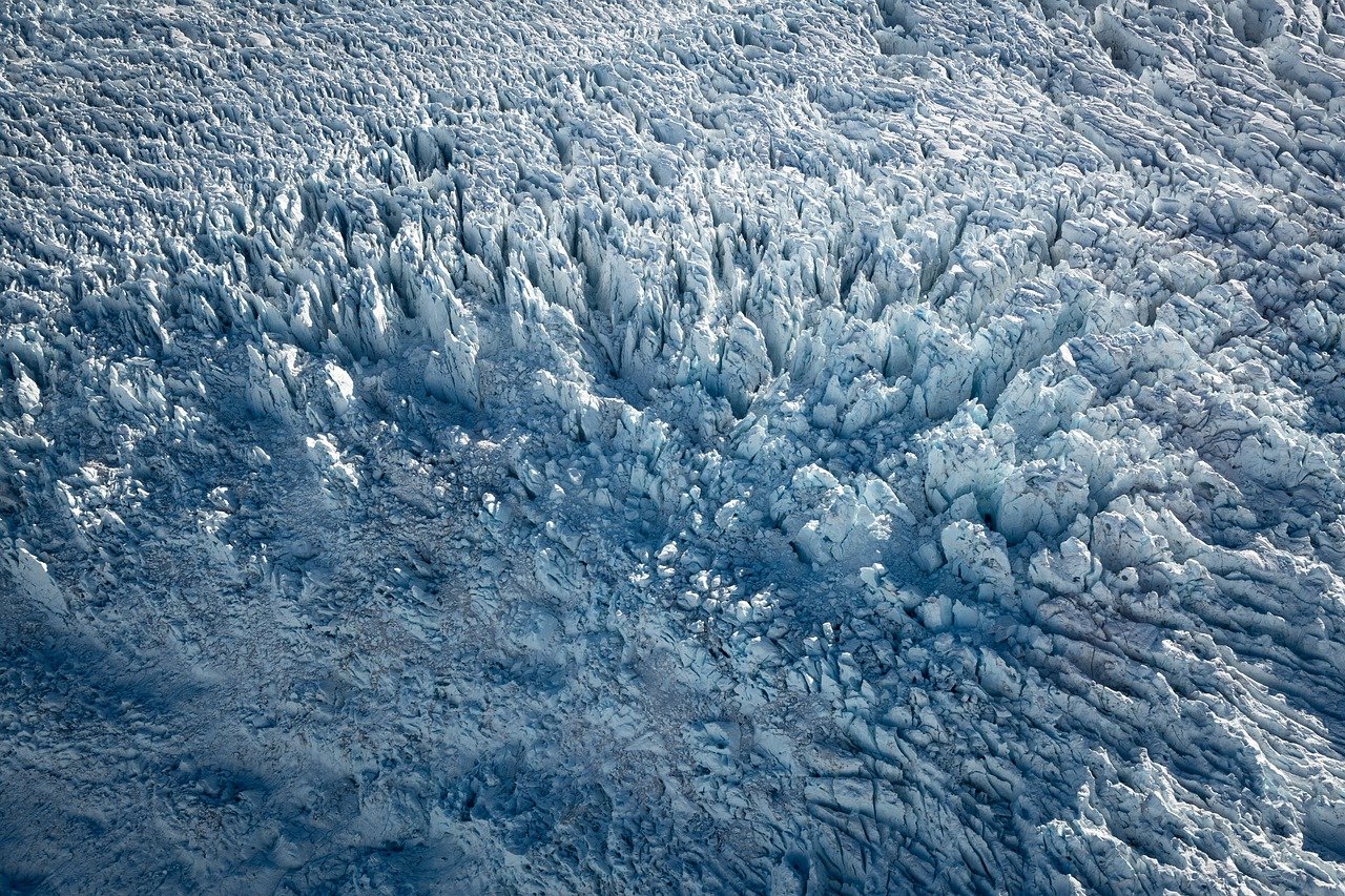 découvrez le comportement fascinant des glaciers : leur mouvement, leur formation et leur impact sur l'environnement. plongez dans l'étude des glaciers pour comprendre les enjeux climatiques actuels.