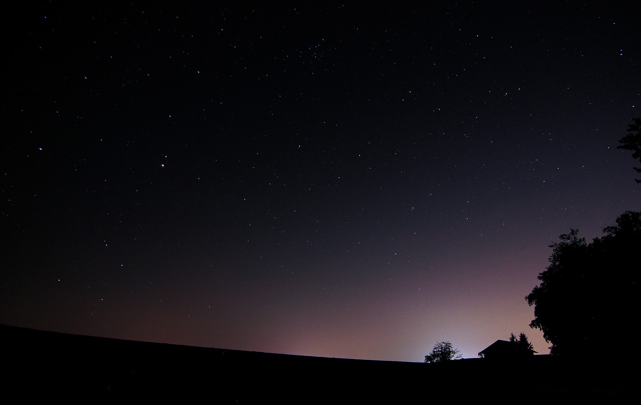 découvrez l'impact de la pollution lumineuse sur notre environnement et notre santé. apprenez comment la lumière artificielle nuit à la biodiversité et affecte notre sommeil, tout en explorant des solutions pour réduire cette pollution et préserver le ciel nocturne.