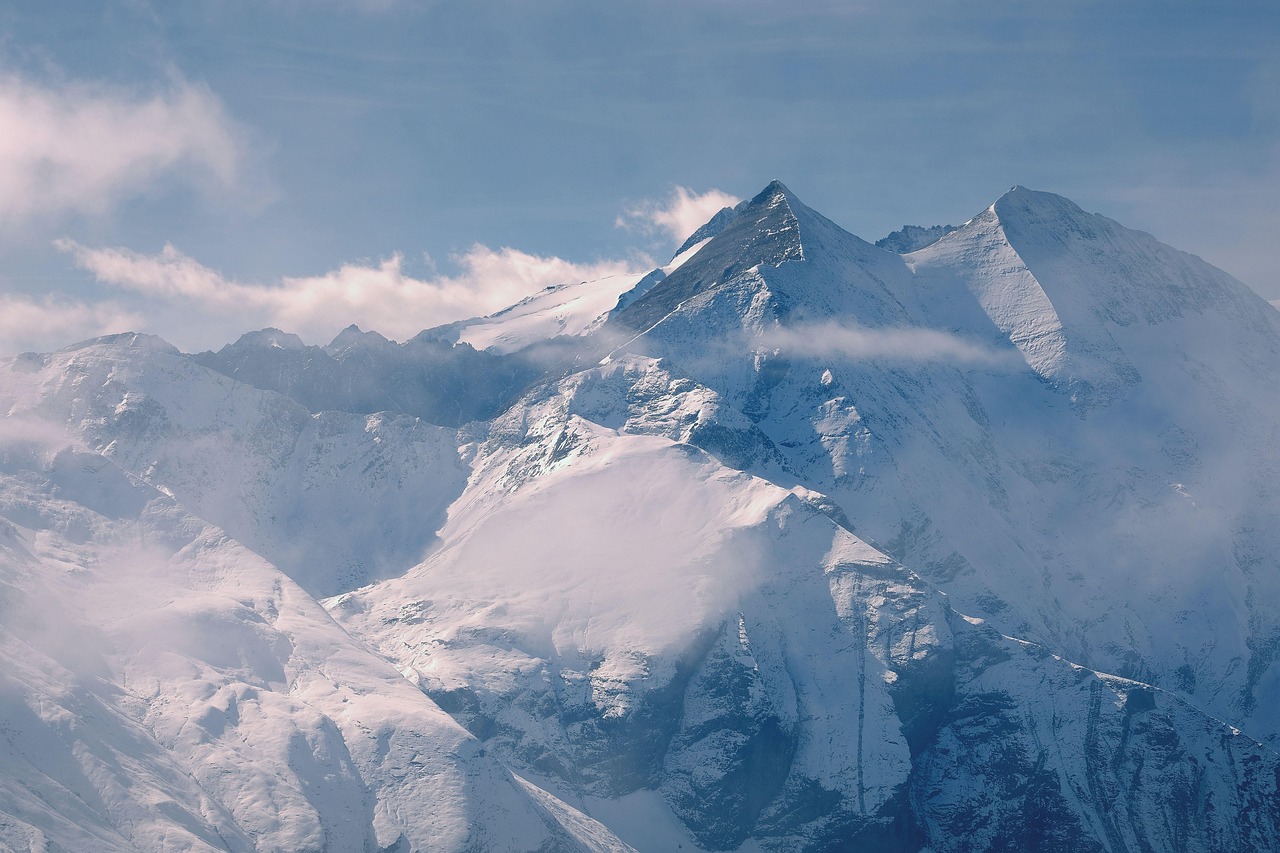découvrez les majestueuses alpes, une destination incontournable pour les amateurs de nature, de randonnée et de sports d'hiver. explorez ses paysages à couper le souffle, ses charmants villages et sa riche culture montagnarde.