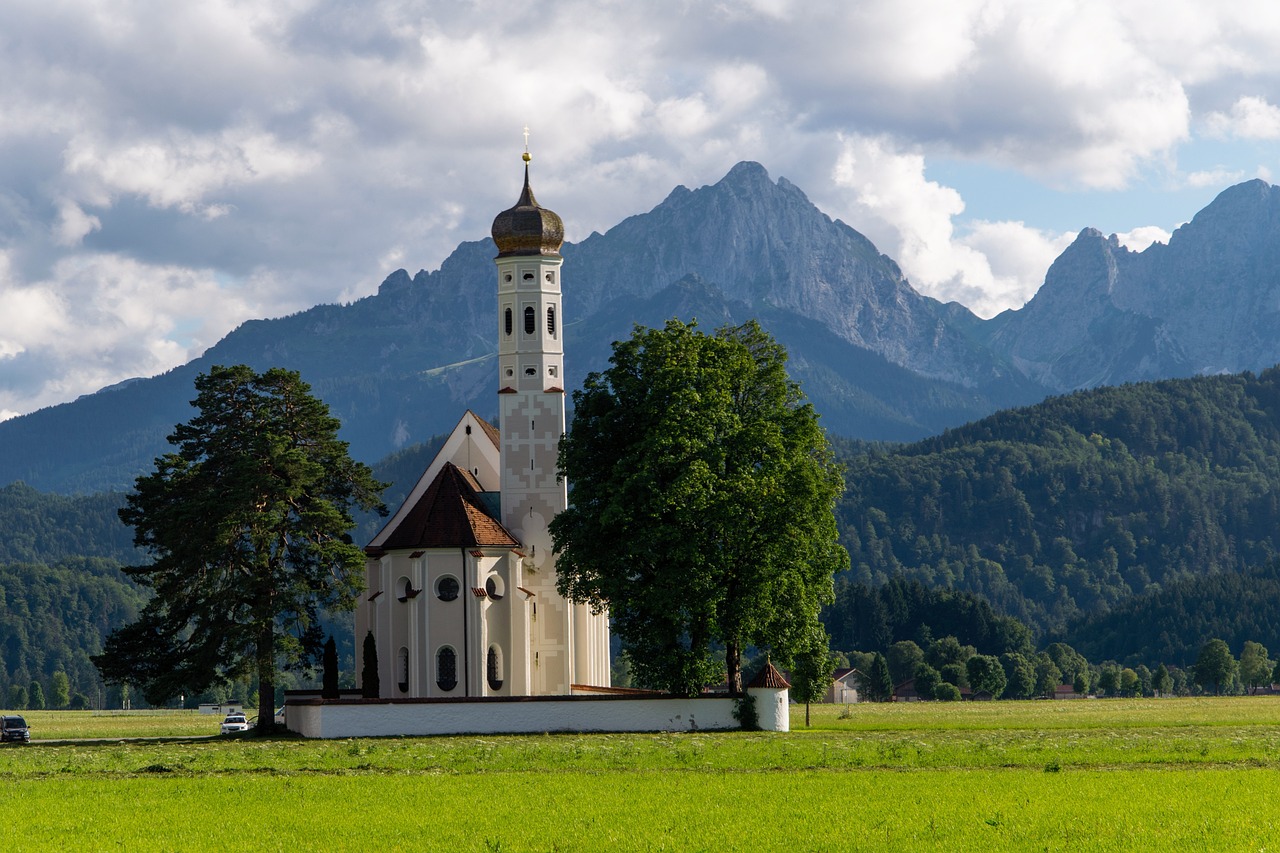 découvrez les alpes, une magnifique chaîne de montagnes qui s'étend à travers plusieurs pays européens, offrant des paysages époustouflants, des activités de plein air variées et une richesse culturelle unique. parfait pour les amateurs de nature, de ski, et de randonnées.