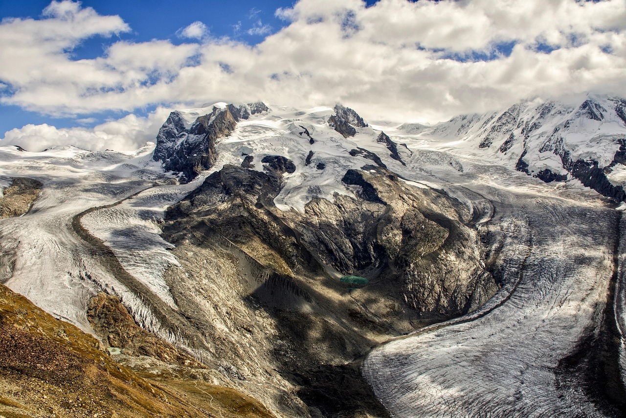 découvrez la majesté des glaciers : formations de glace impressionnantes, leur impact sur l'écosystème et les défis auxquels ils sont confrontés face au changement climatique. plongez dans le monde fascinant des glaciers et leur beauté naturelle.