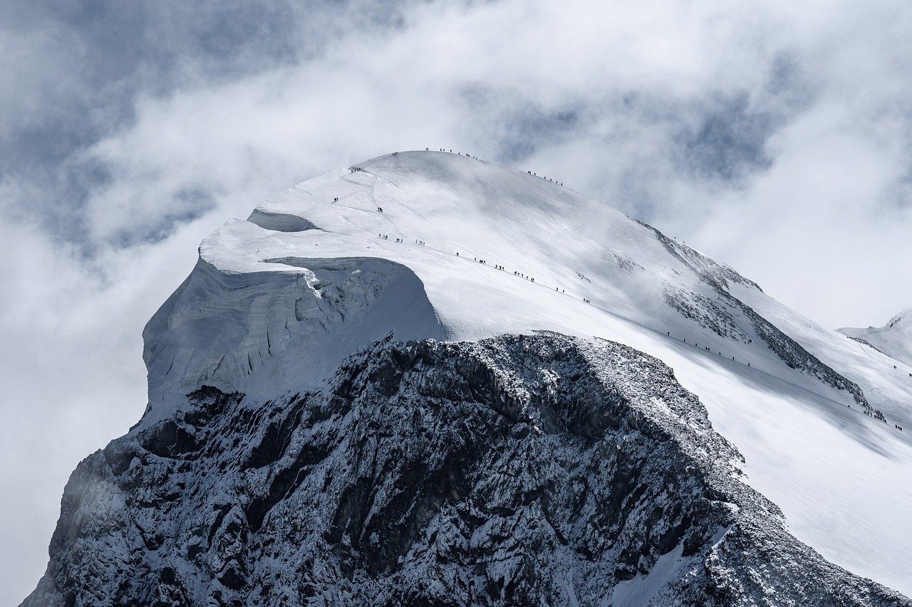 découvrez le monde fascinant des glaciers, ces majestueux géants de glace qui sculptent nos paysages et jouent un rôle crucial dans notre climat. explorez leur formation, leur importance écologique et les impacts du changement climatique sur ces merveilles naturelles.