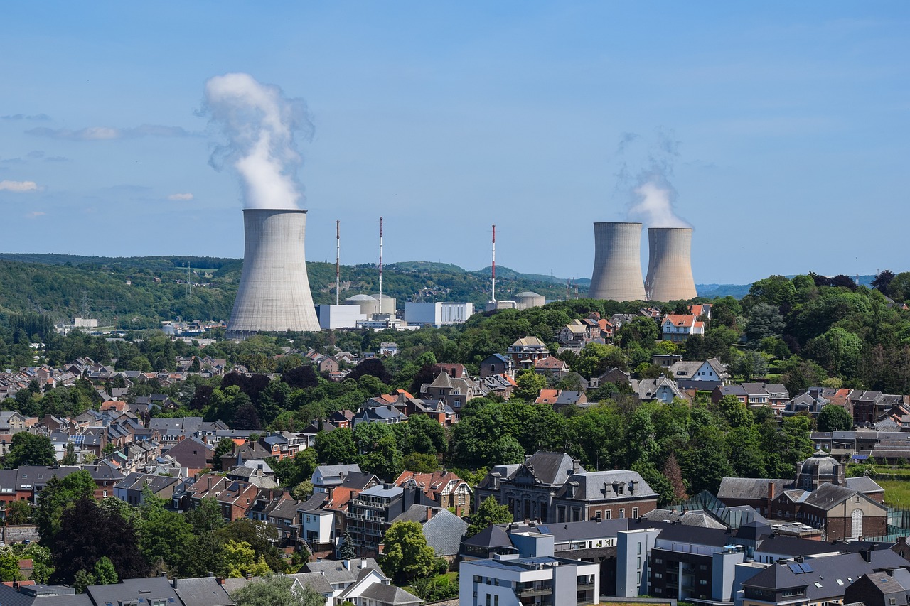 découvrez le monde fascinant de l'énergie nucléaire, ses applications, ses enjeux environnementaux et sa place dans la transition énergétique. explorez les innovations et les défis liés à cette source d'énergie puissante.