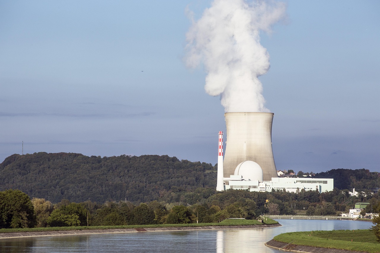découvrez les enjeux et les avancées de l'énergie nucléaire : un domaine essentiel pour le développement durable, la lutte contre le changement climatique et la recherche scientifique.