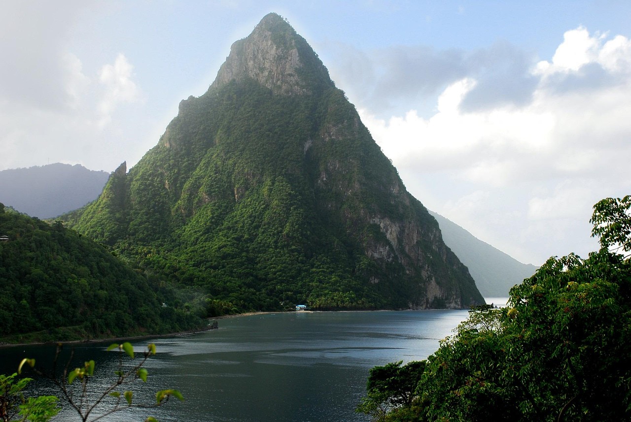 découvrez l'écotourisme, une manière de voyager durable et responsable qui respecte la nature et soutient les communautés locales. explorez des destinations préservées tout en minimisant votre impact sur l'environnement.