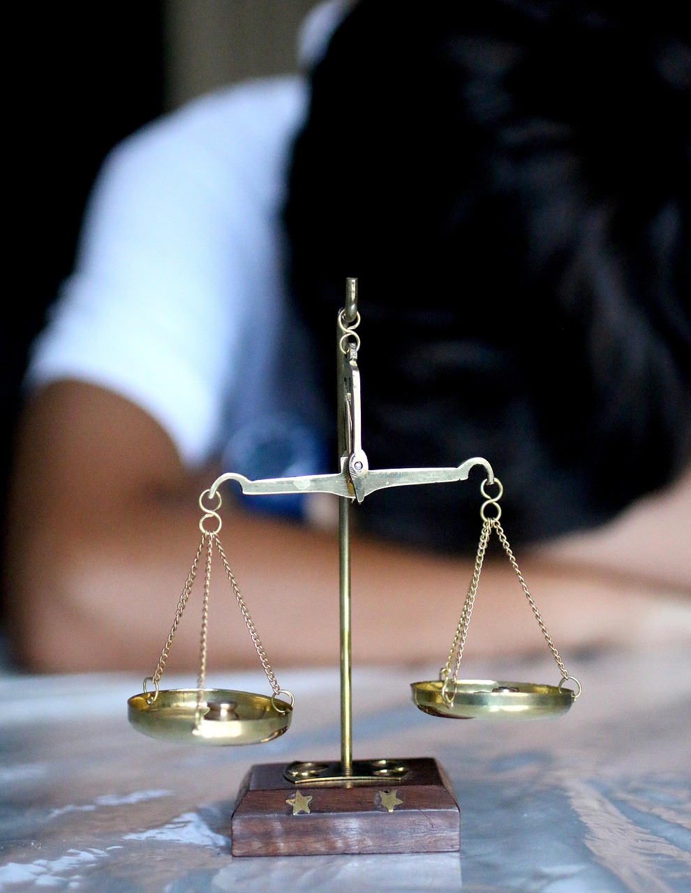 découvrez les enjeux majeurs des droits humains, leur importance dans la société contemporaine et les combats pour leur promotion et protection. explorez comment les droits humains influencent nos vies et les actions nécessaires pour garantir la justice et l'égalité pour tous.