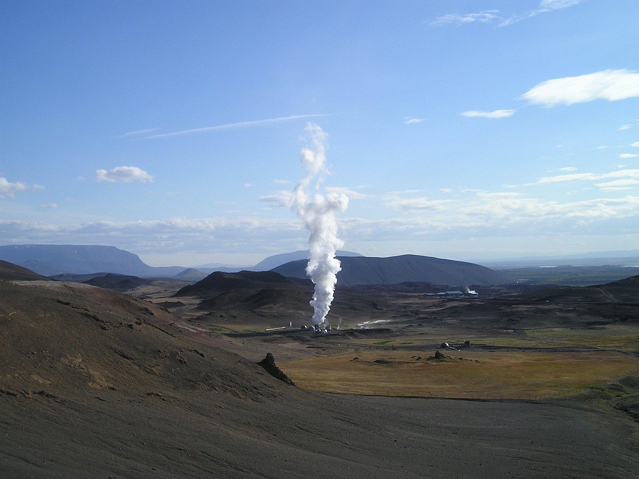 découvrez l'énergie géothermique : une source d'énergie renouvelable qui exploite la chaleur de la terre pour produire de l'électricité et chauffer les bâtiments, tout en préservant l'environnement.