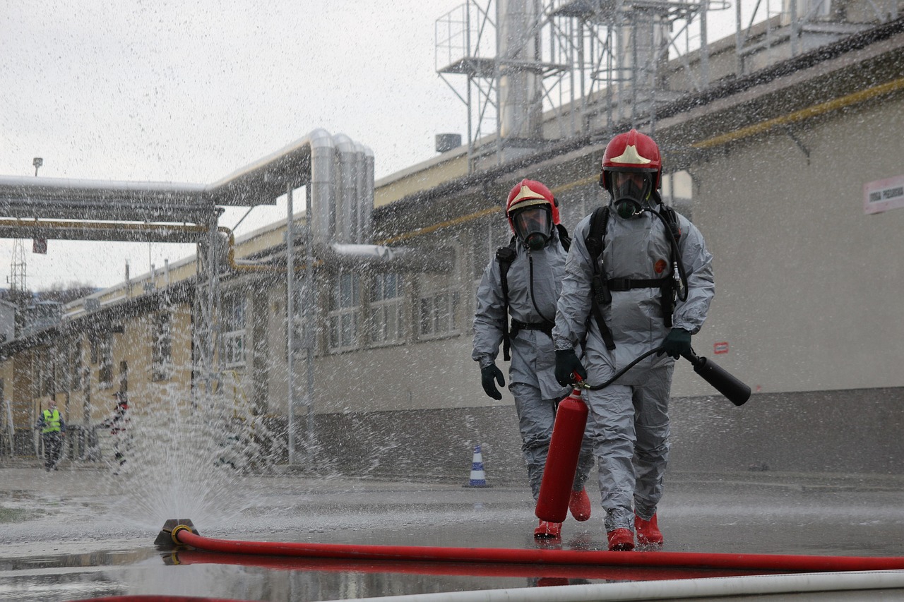 découvrez ce que sont les 'zombie fires', ces incendies cachés qui persistent sous terre et menacent de raviver les feux de forêt même après leur extinction apparente. comprenez leurs causes, leurs impacts environnementaux et les défis pour les combattre.