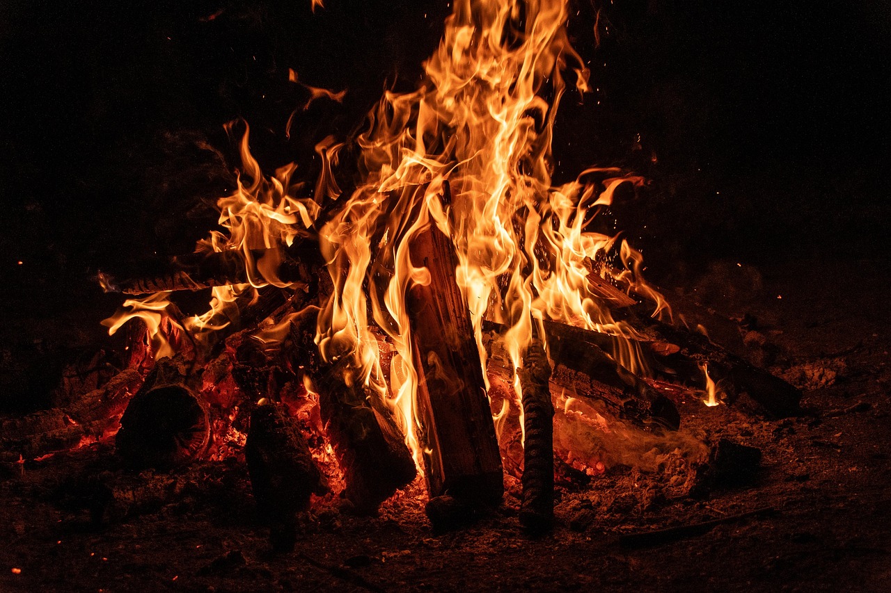 découvrez ce que sont les 'zombie fires', ces incendies invisibles qui couvent sous la surface, échappant au contrôle et menaçant l’environnement même après leur extinction apparente.
