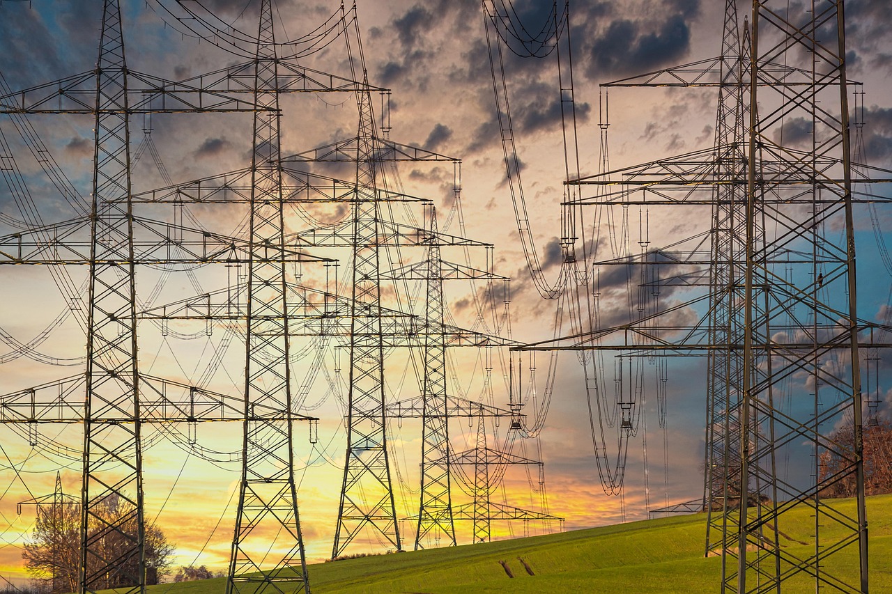 découvrez tout ce qu'il faut savoir sur la tension électrique (voltage) : définition, fonctionnement, rôle dans les circuits électriques, et conseils pour l'utiliser en toute sécurité.