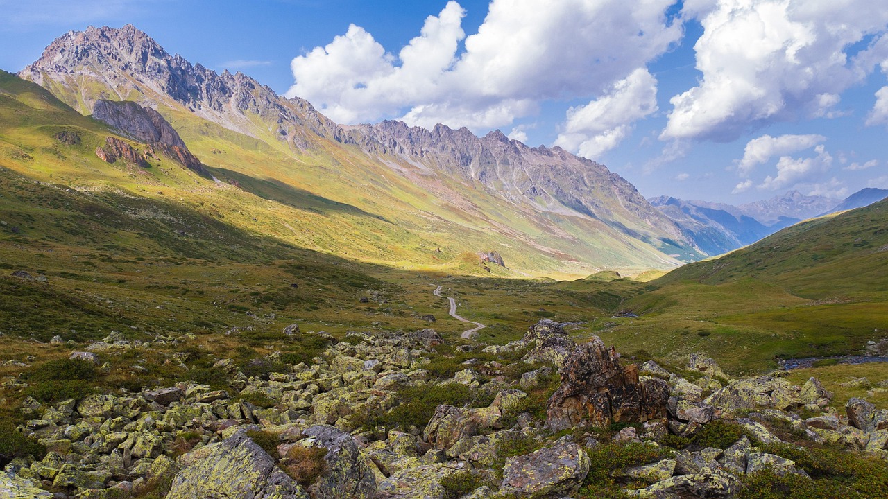 découvrez les alpes : une chaîne montagneuse emblématique d'europe, idéale pour les amateurs de nature, de randonnée, de ski et de panoramas exceptionnels toute l'année.