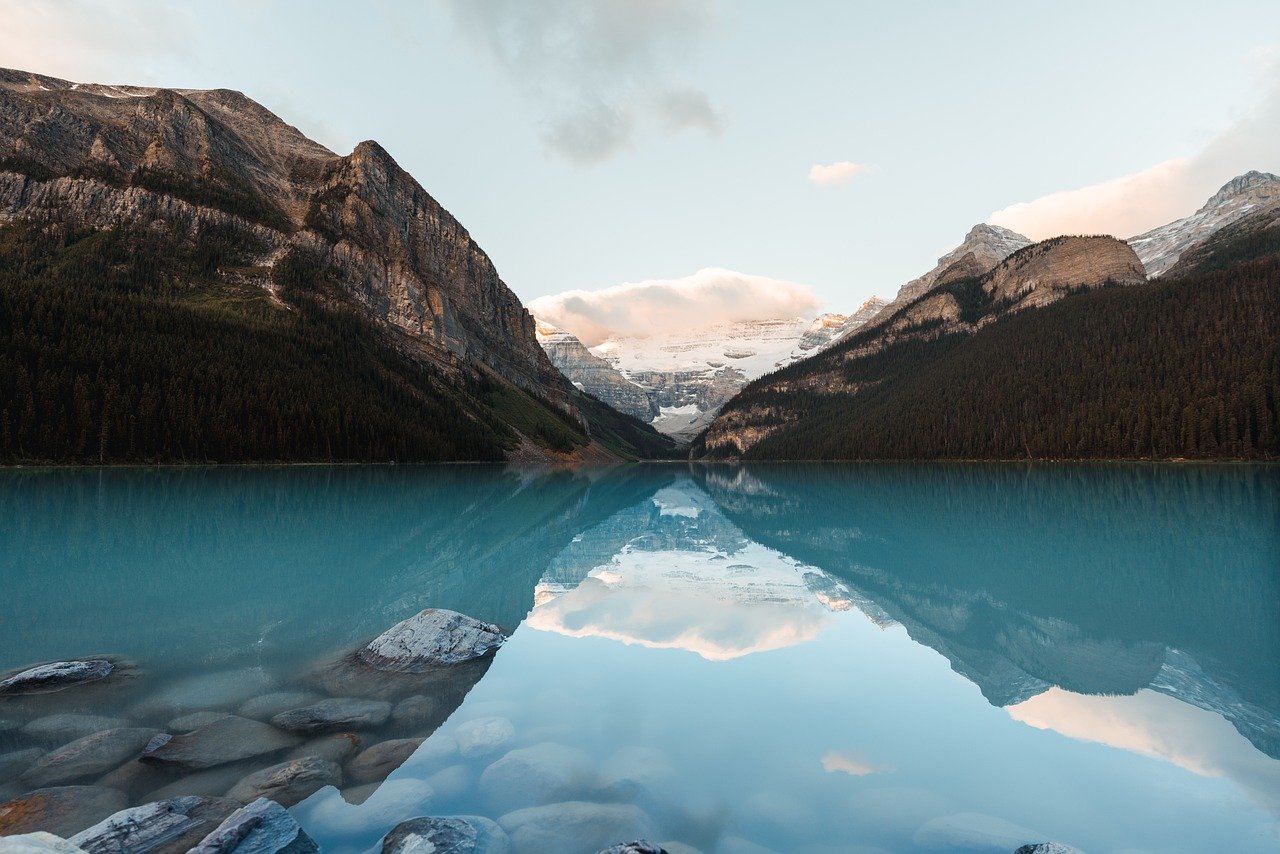 découvrez le canada, un pays vaste et accueillant réputé pour ses paysages grandioses, sa culture diversifiée et ses villes dynamiques comme montréal, toronto et vancouver. voyage, études, immigration : trouvez toutes les informations essentielles sur le canada.