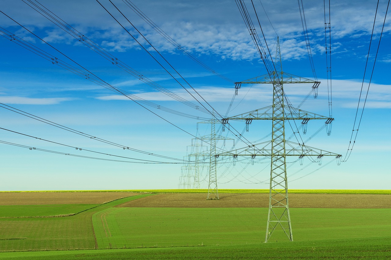 découvrez tout ce qu'il faut savoir sur le voltage : définition, fonctionnement, différence avec la tension et conseils pour bien l'utiliser en électricité au quotidien.